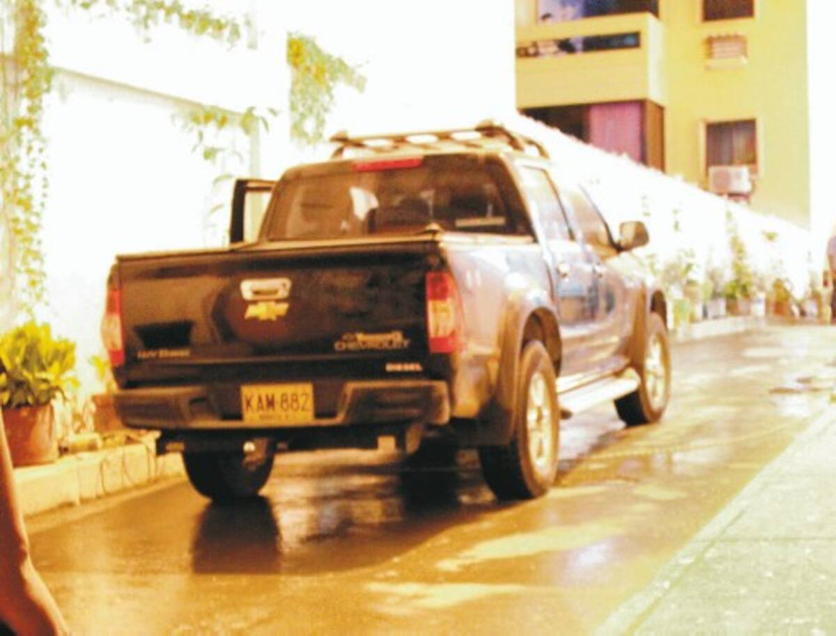 En esta camioneta Chevrolet Dimax de placas KAM-882 de Bogotá, se movilizaban las víctimas. Luis Aparicio, El Universal