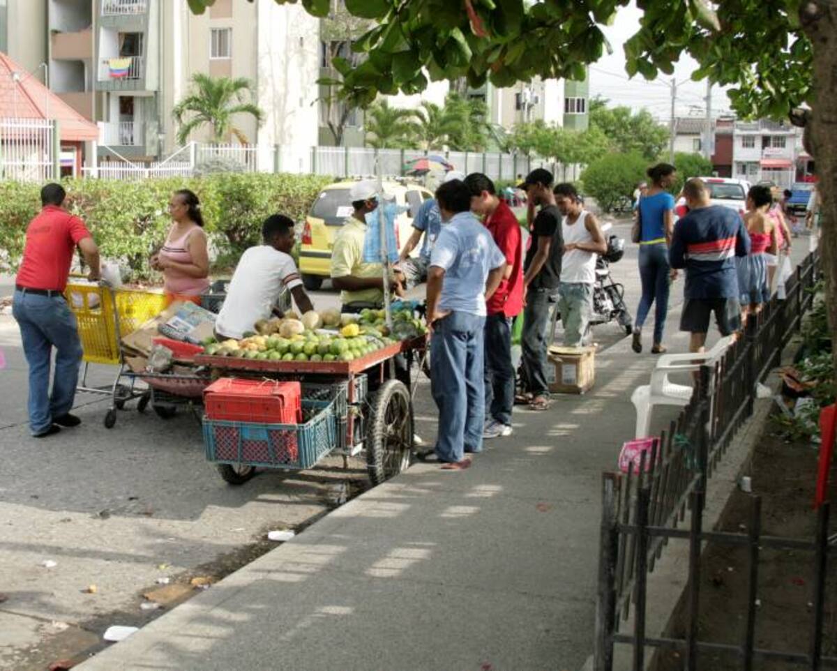 La zona peatonal de Los Ejecutivos ha sido reinvadida desde el 2010, cuando se hizo el primer despeje. DAGOBERTO CABARCAS - EL UNIVERSAL