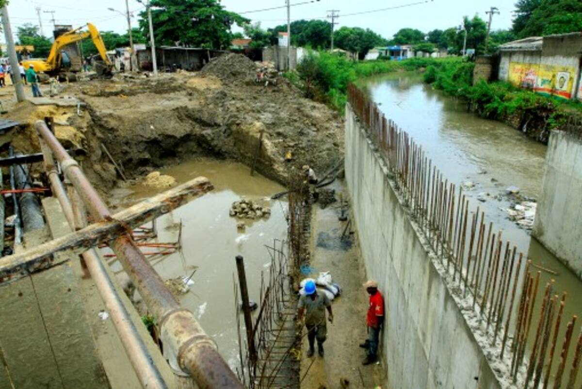 En estos momentos se están reubicando redes de agua potable, lo que tiene a las comunidades con el servicio intermitente. FOTO JULIO CASTAÑO-ELUNIVERSAL