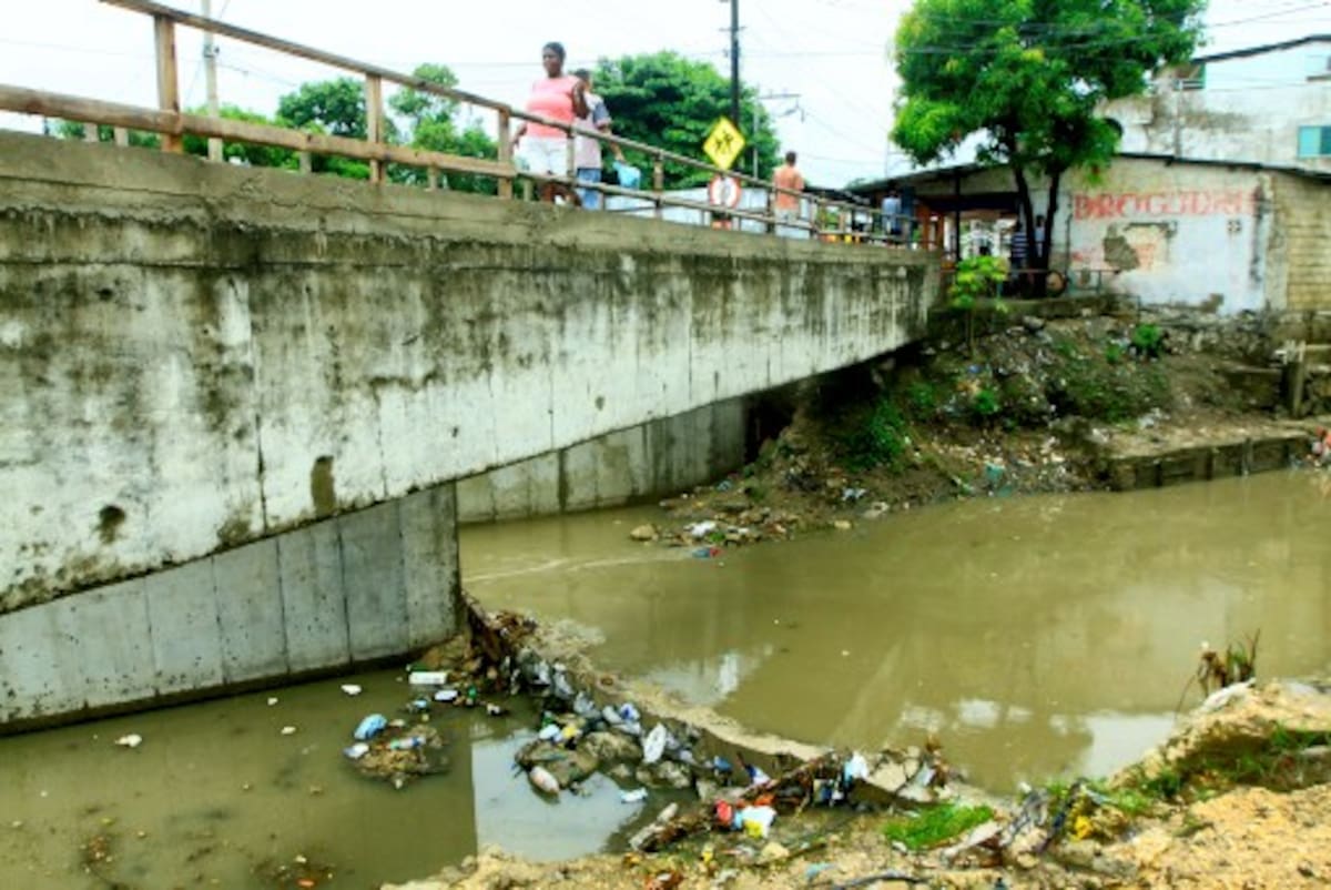 El Puente Caimán o Puente Olaya Herrera lleva cuatro meses intervenido por obras de am-pliación. FOTO JULIO CASTAÑO-ELUNIVERSAL