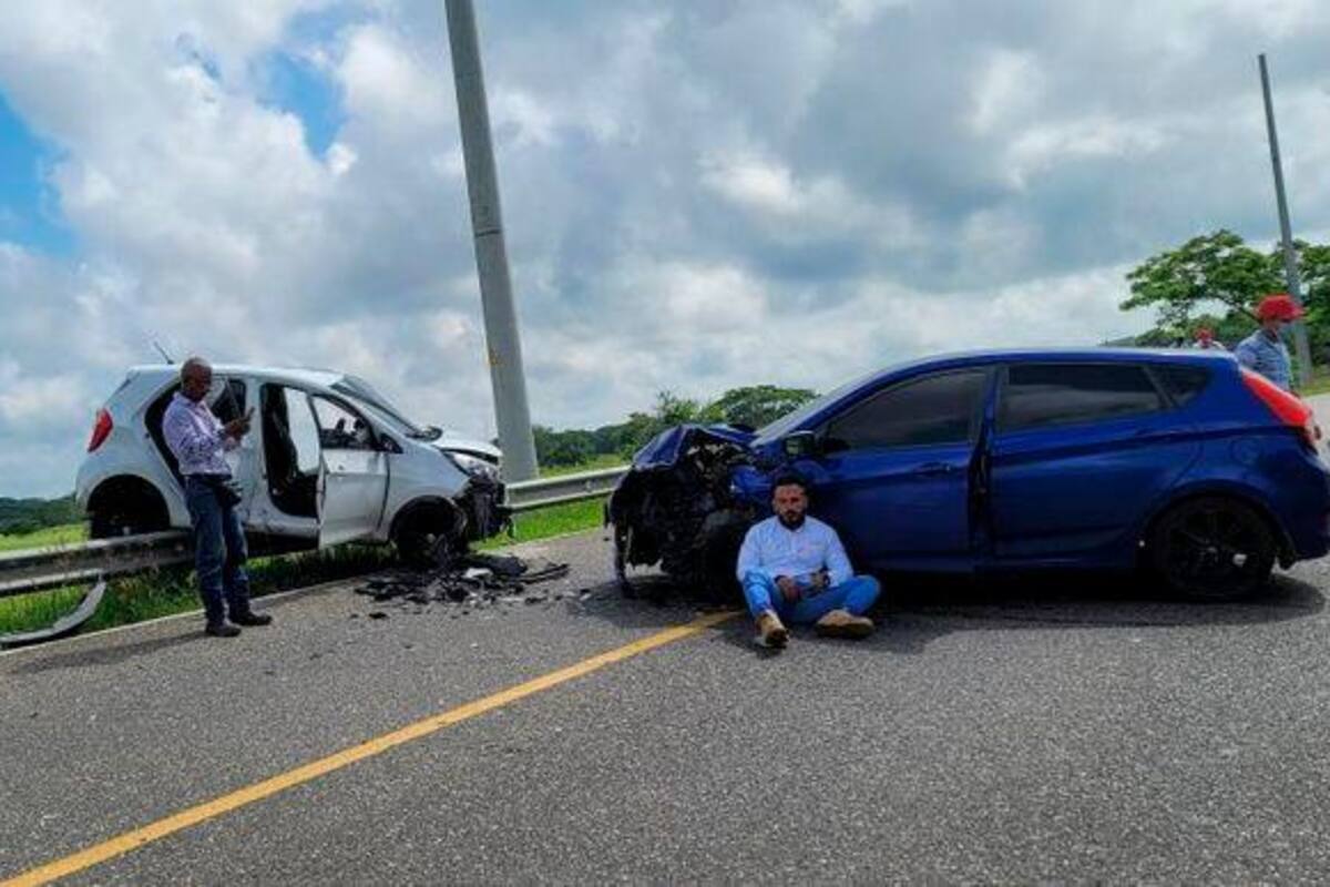Violento choque deja dos carros destruidos en la Ruta 90