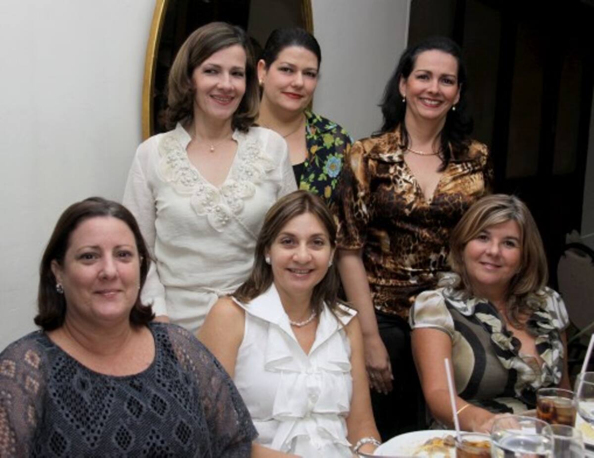 De pie: Alejandra Gómez, Rosa Helena Gómez y Cristina Gómez; sentadas: María Cristina Campuzano, Sonia de Vivero y Ja-queline Vergara.