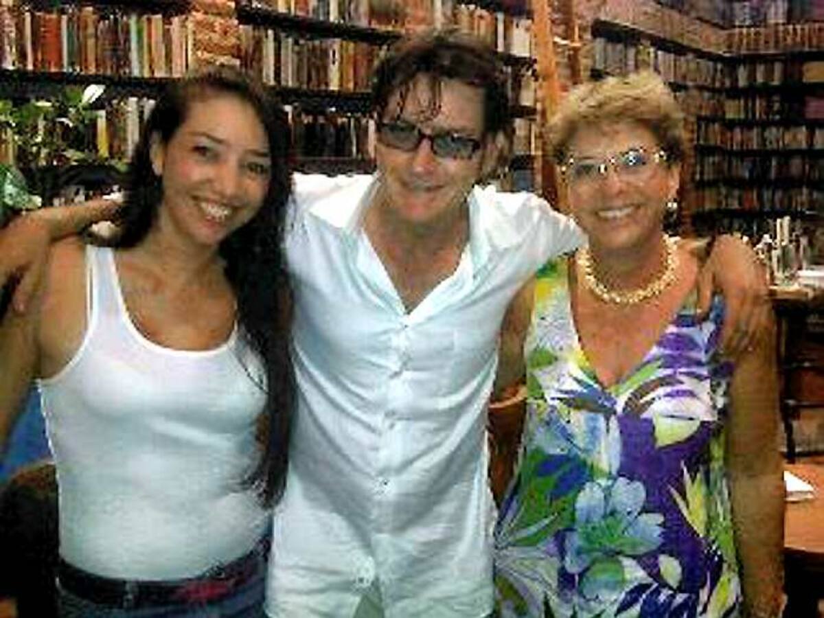 Mónica Romero, Charlie Sheen, y María Elsa Gutiérrez. CORTESÍA: LIBRERÍA ÁBACO