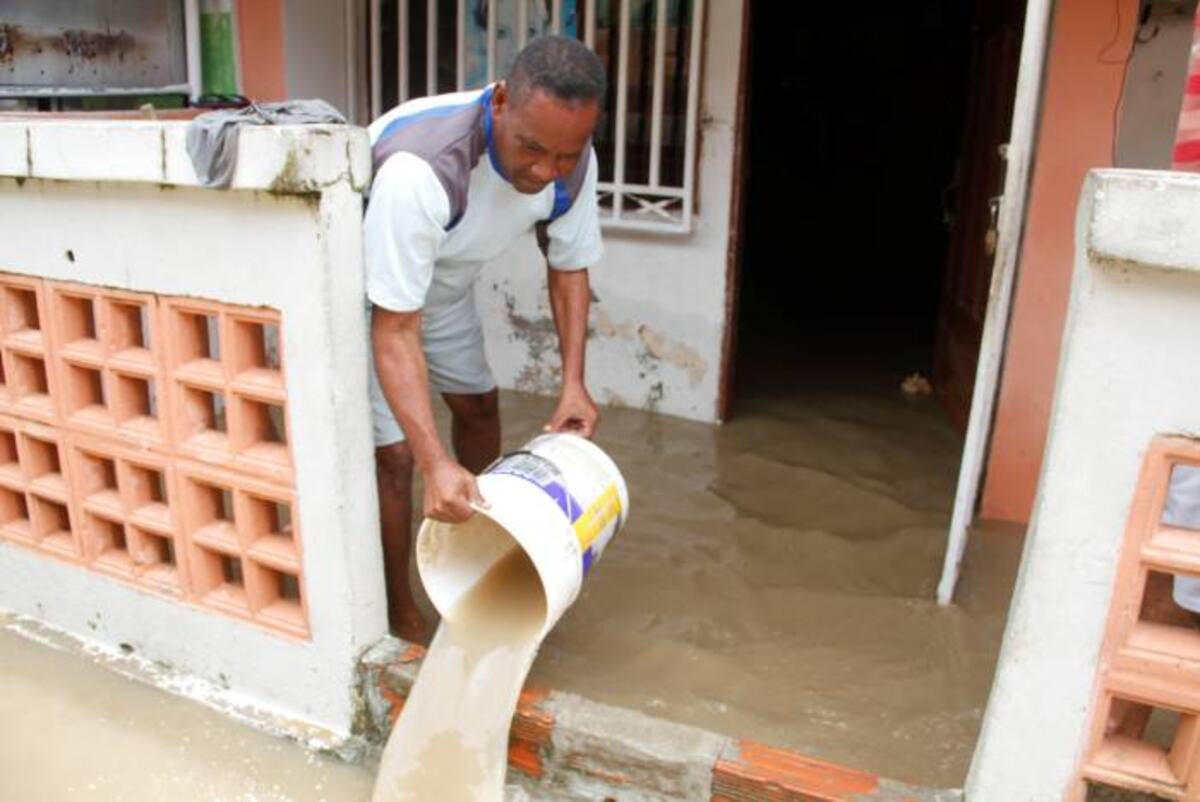 La gente sacaba el agua de sus casas en Las Palmeras. OSCAR DÍAZ - EL UNIVERSAL