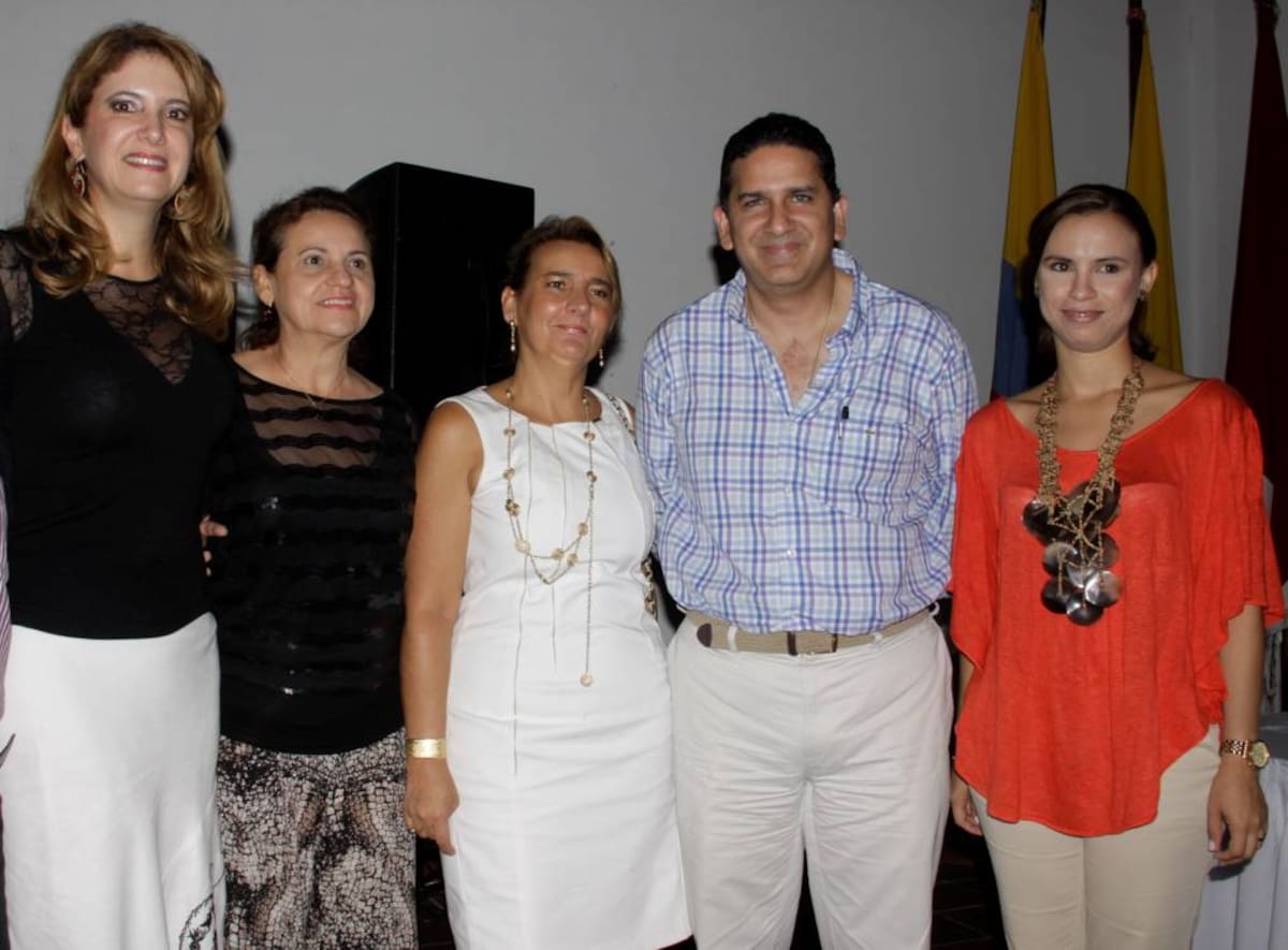 Sacra Náder, Estella Barreto; la expositora, Patricia Arango: el gobernador, Juan Carlos Gossaín; y Alejandra Espinosa. fotos Zenia Valdelamar/El Universal/