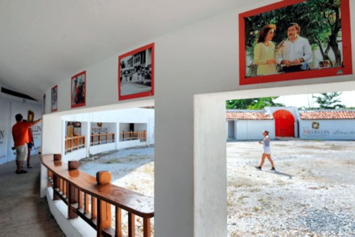 “El mensaje al explotar turísticamente esta finca es mostrar el daño que le hizo este per-sonaje al país y al mundo”, comentó Oberán Martínez, administrador de la Hacienda. “El mensaje al explotar turísticamente esta finca es mostrar el daño que le hizo este per-sonaje al país y al mundo”, comentó Oberán Martínez, administrador de la Hacienda.