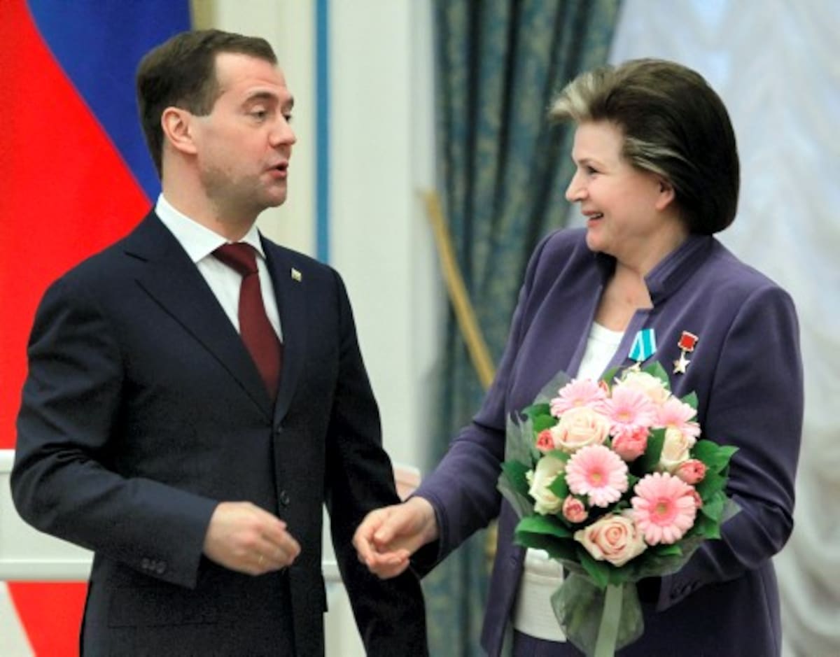 El presidente ruso, Dmitry Medvedev condecoró a la primer mujer en el espacio: Valentina Tereshkova. AFP/ YURI KOCHETKOV/