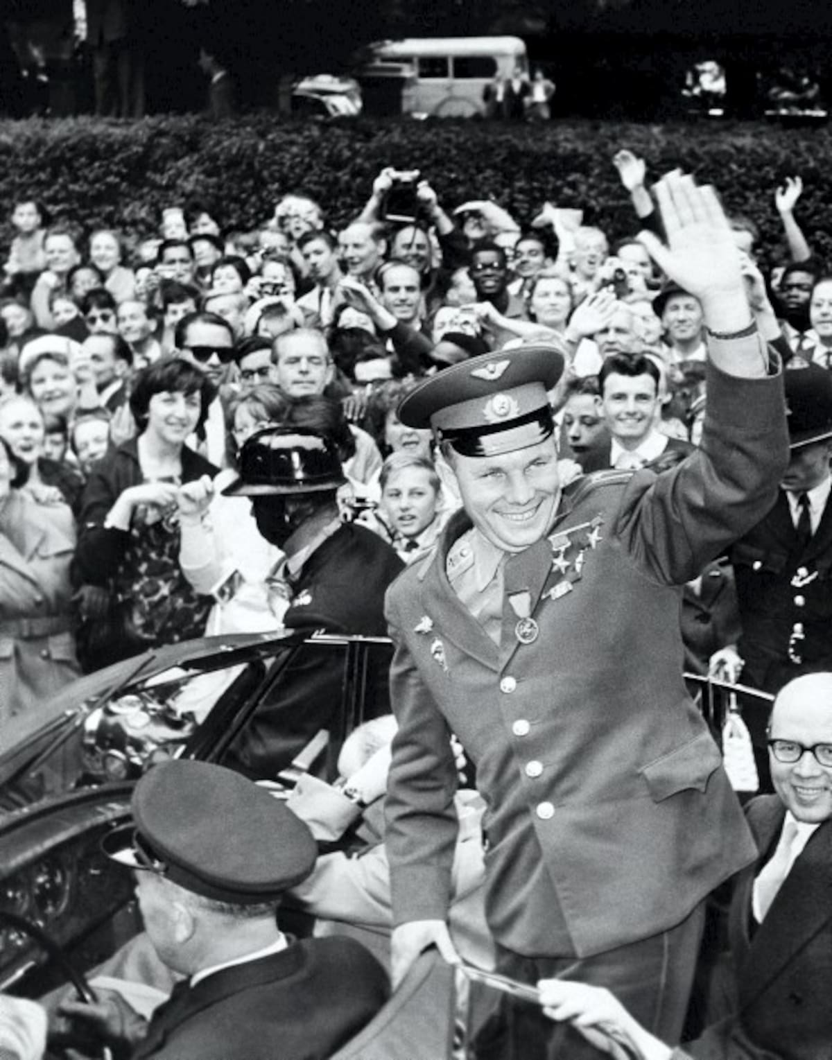 Julio 15, de 1961 el cosmonauta Yuri Gagarin a su llegada a la embajada Rusa, en Londres. El 12 de abril de 1961 se convirtió en el primer hombre en el espacio. AP