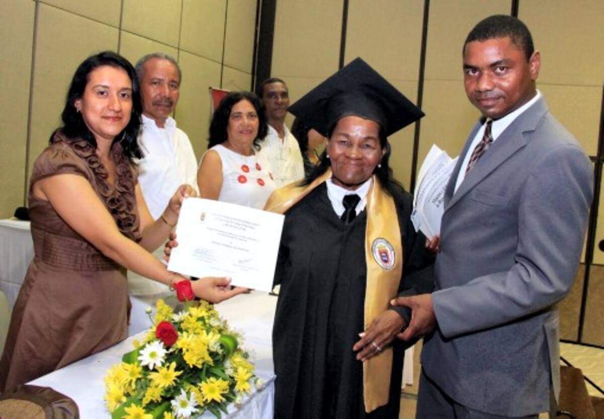 Ayer en el Centro de Convenciones, junto a sus compañeros, María Guerrero recibió su diploma y dos menciones por haber alcanzado su logro de superación personal. Acá aparece recibiendo una de las menciones al lado de su hijo Fernando. Luis Aparicio/El Universal