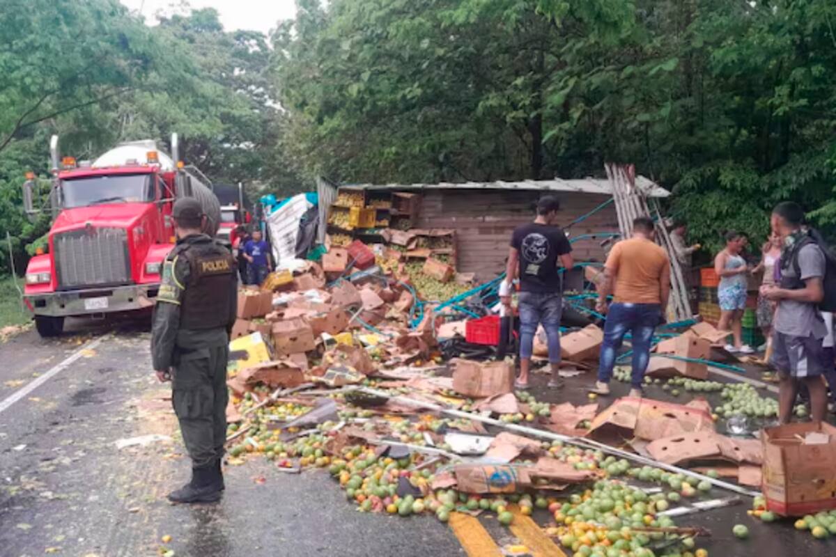 Fotos: fuerte accidente entre un camión cargado con frutas y una tractomula