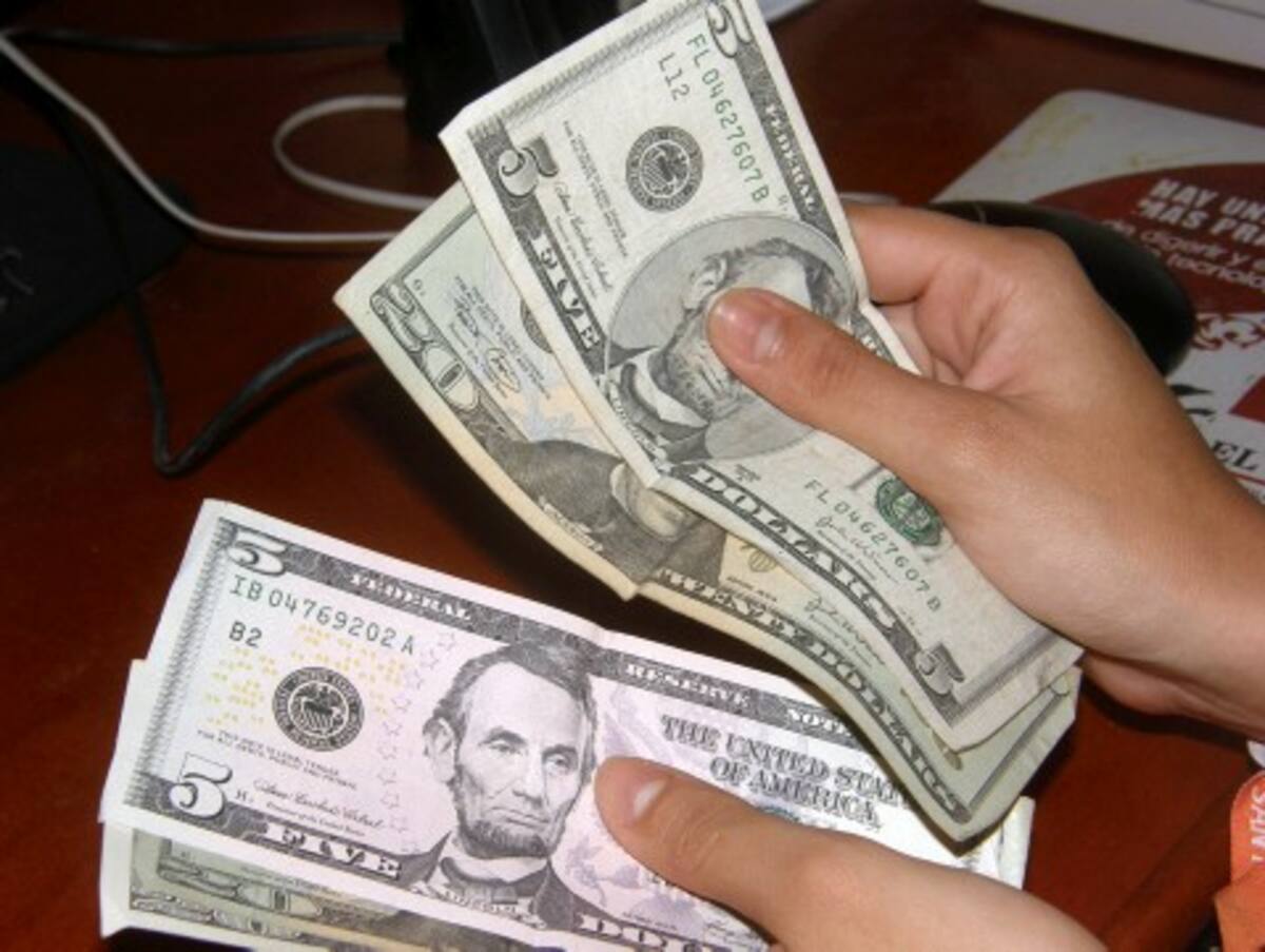 Ek dólar se cotizó en promedio a 1.988,74 pesos .