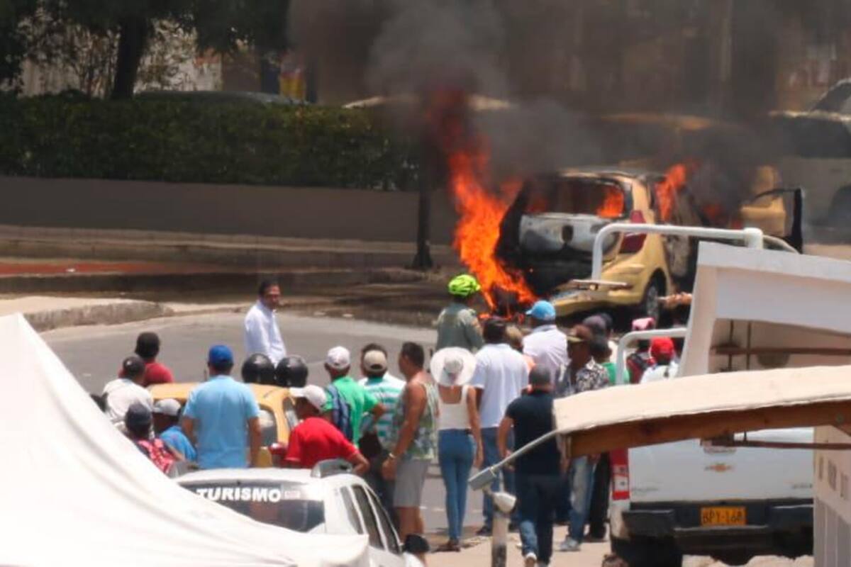Taxi se incendia al frente del Castillo de San Felipe
