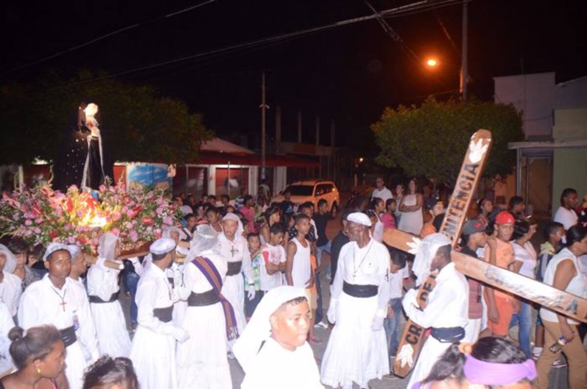 La procesión con la imagen de “La Dolorosa” recorrió las calles del puerto hasta las 2:00 de la madrugada de hoy. MANUEL SANTIAGO PÉREZ - EL UNIVERSAL