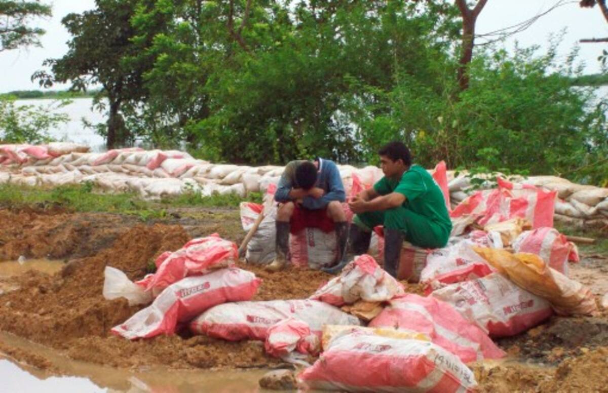 De nada han servido las barreras de costales llenos de tierra que los lugareños han colocado encima del jarillón que protege a Regidor del Río Magdalena, porque el agua ha entrado al pueblo dejando a muchas familias damnificadas.