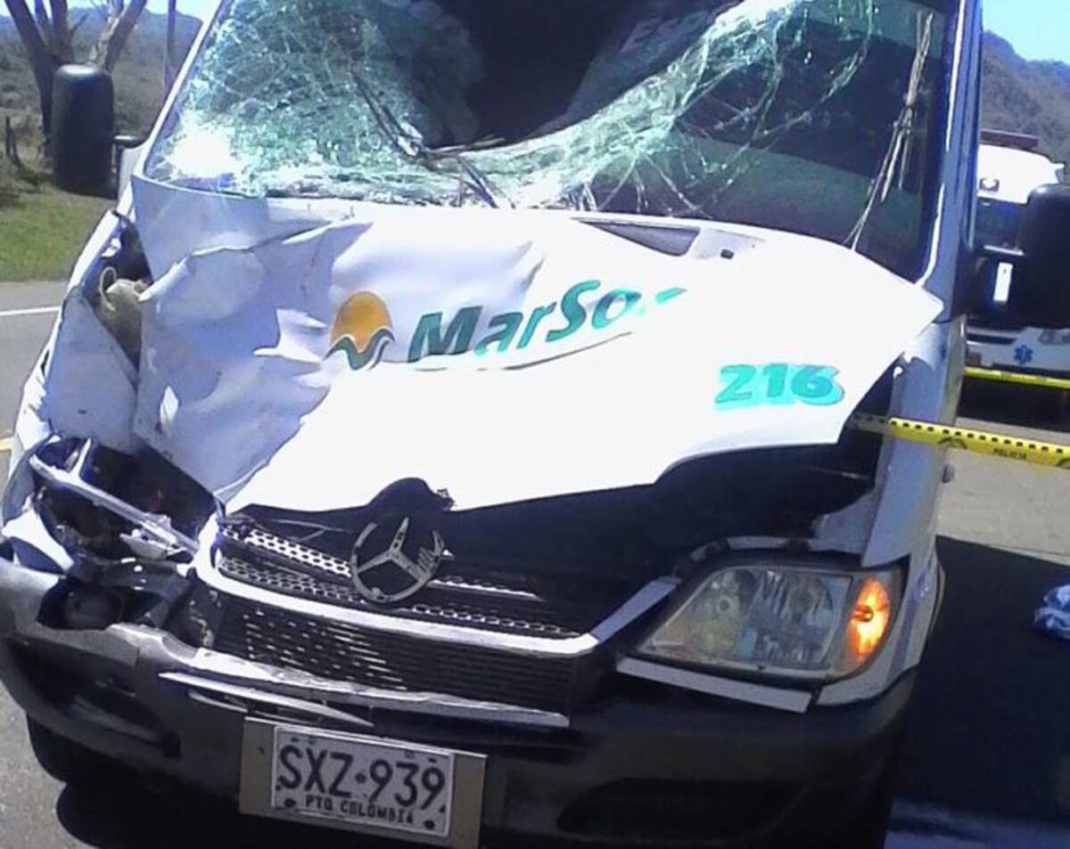 La buseta que arrolló y mató al campesino Santiago Enzuncho habría transitado en contravía cuando sobrepasaba a otro vehículo.
