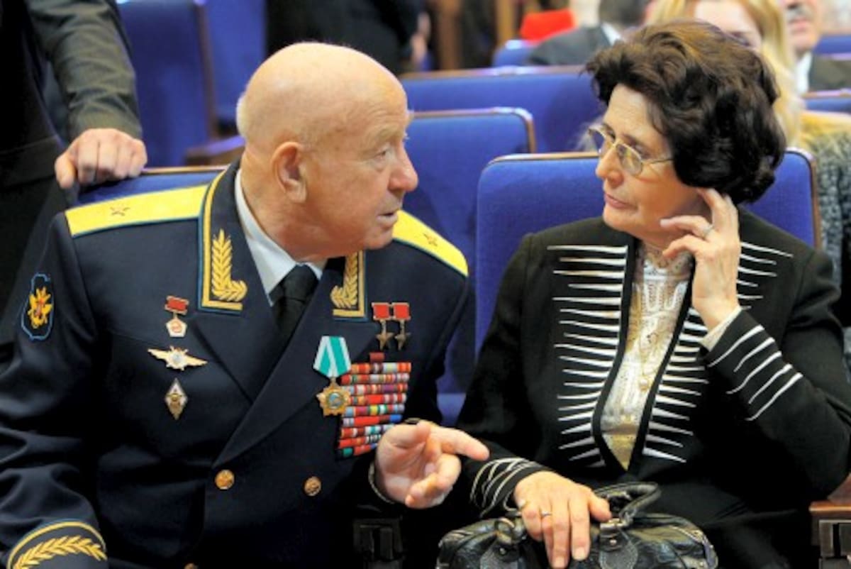 Alexei Leonov, cosmonauta soviético dialoga con Valentina, la esposa de Yuri Gagarín. AFP/RIA-NOVOSTI/ KREMLIN/ VLADIMIR RODIONOV/