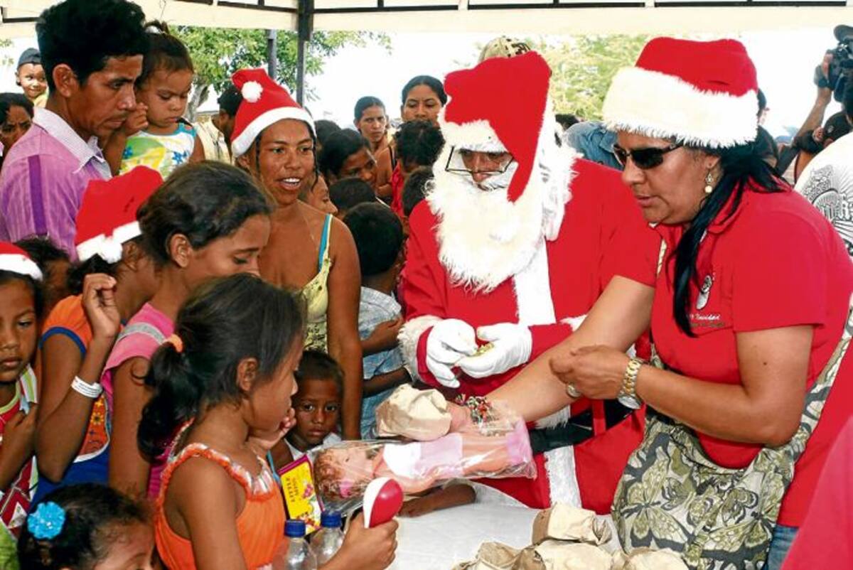 Los niños, además de la alegría de tener nuevas casas, recibieron regalos.