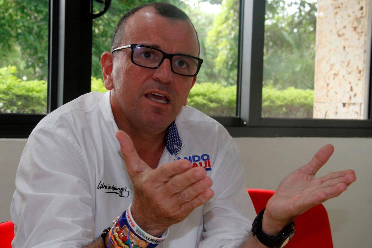 CNE entrega credencial a Hernando Padauí