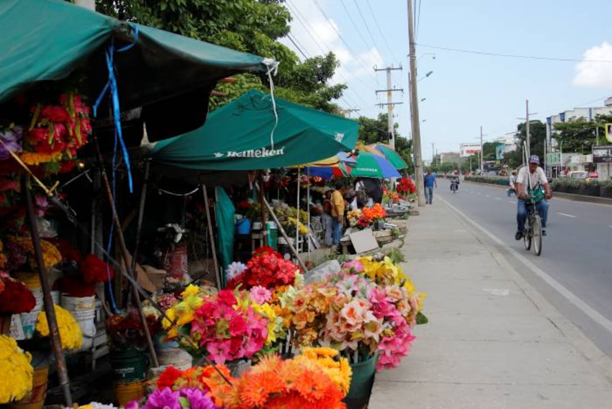 Los vendedores ubicados al frente del cementerio Jardines de Cartagena temen que al ser reubicados en el parque bajen las ventas. JULIE PARRA BENITEZ - ELUNIVERSAL.COM.CO