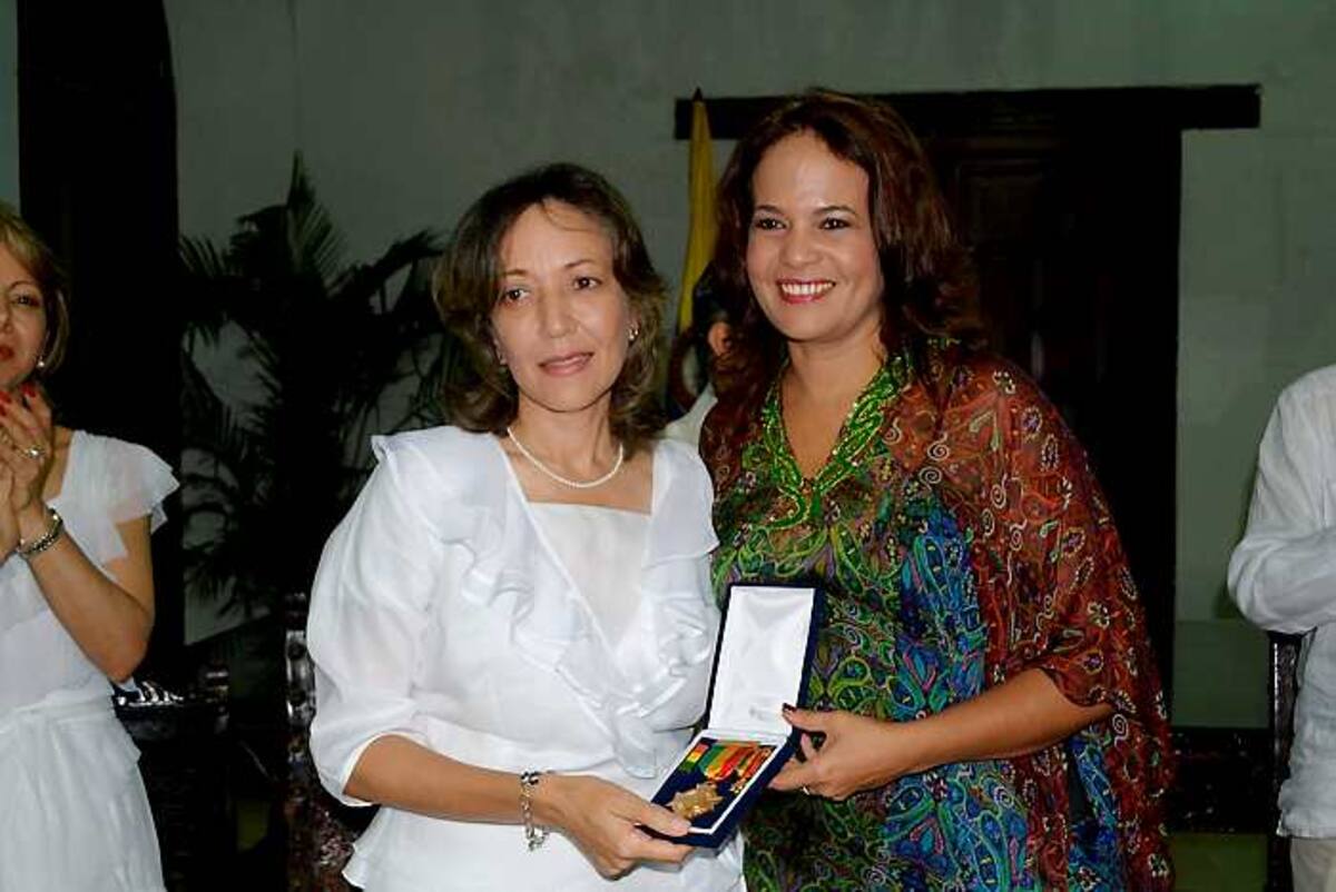 Gladis Guevara Puentes, directora Escuela Judicial Rodrigo Lara Bonilla, recibiendo la condecoración de manos de la alcaldesa, Judith Pinedo. fotos:archivo particular