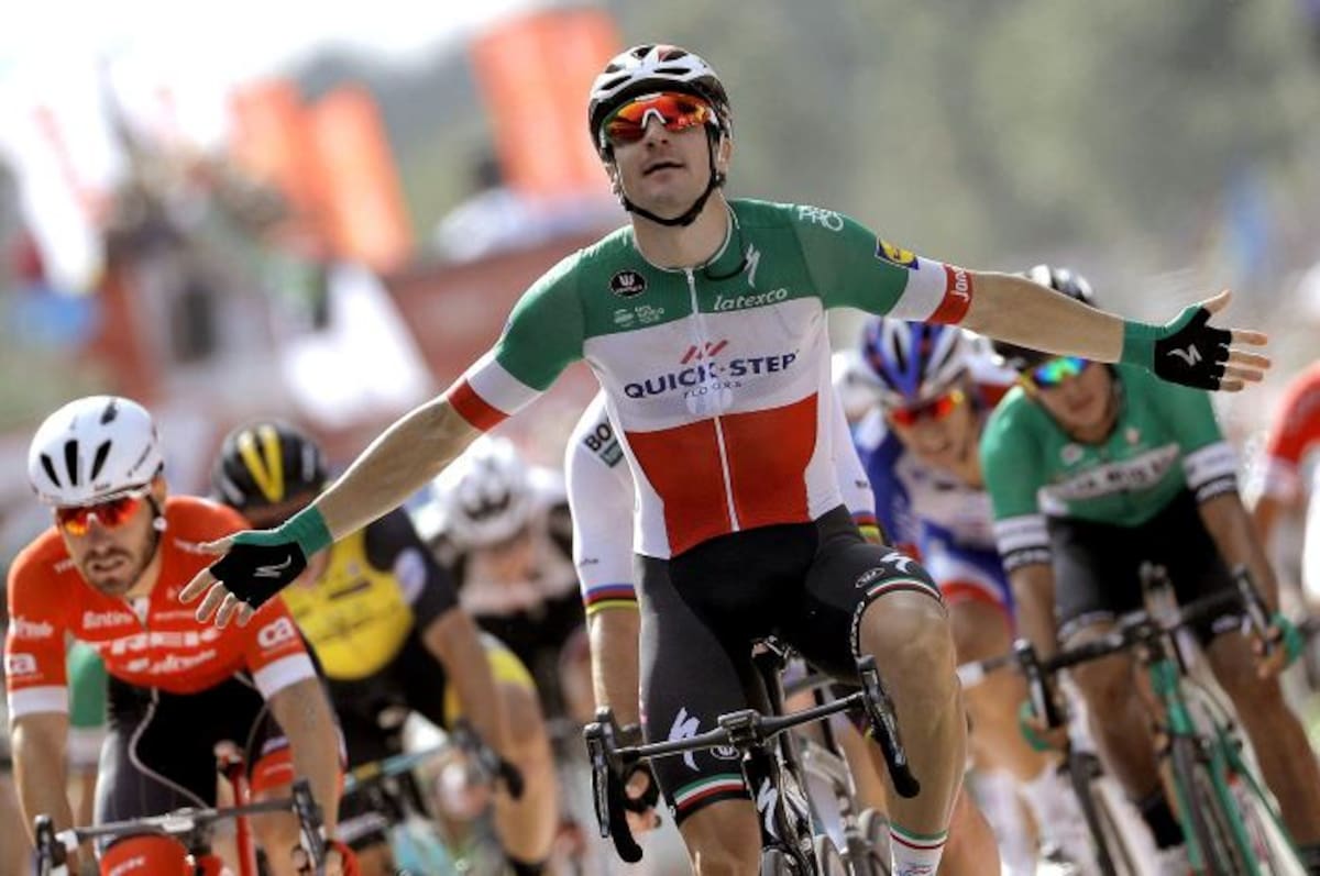 Elia Viviani se impuso en el embalaje y quedó con la victoria. EFE MANUEL BRUQUE