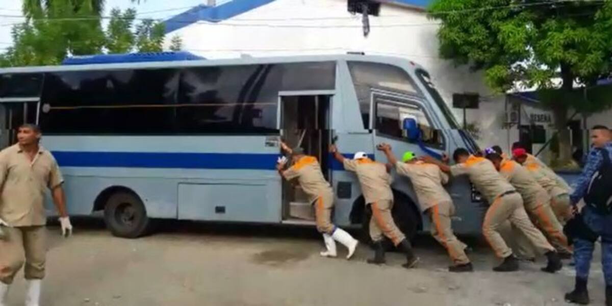 La buseta donde transportaban a los presos está en los patios del tránsito. Cortesía