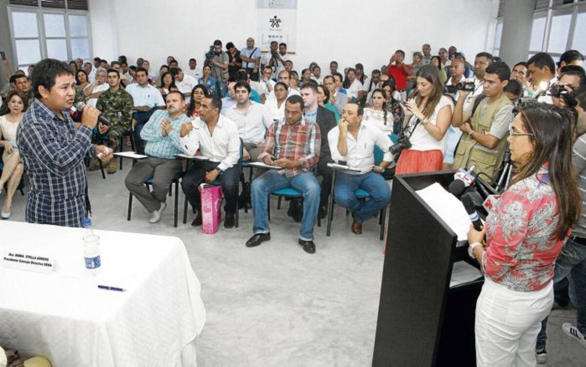 Gina Parody, directora general del Sena, escuchó la experiencia del joven emprendedor Ócar Ruiz. MANUEL SANTIAGO PÉREZ/EL UNIVERSAL/