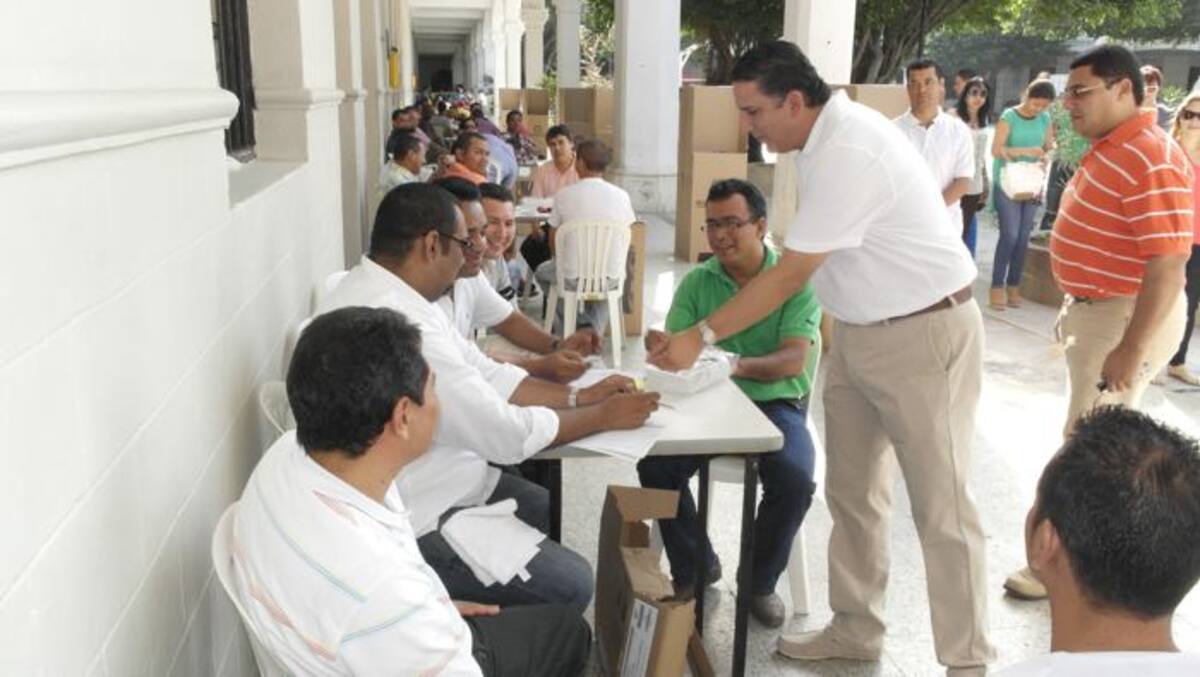 Juan Carlos Gossaín, gobenador de Bolívar, ejerciendo su derecho al voto. CORTESÍA