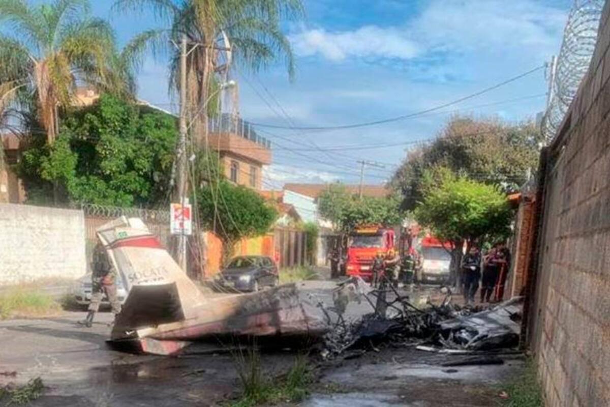 Un muerto al caer avioneta sobre una calle de Brasil