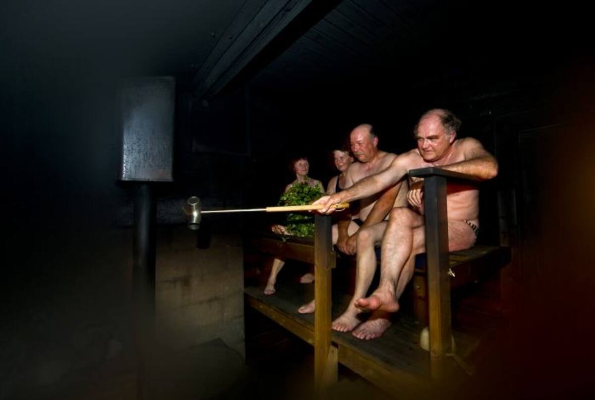 El riesgo de morir por un infarto es 27% menor para los hombres que van a los saunas entre dos y tres veces por semana. AP Roni Rekomaa