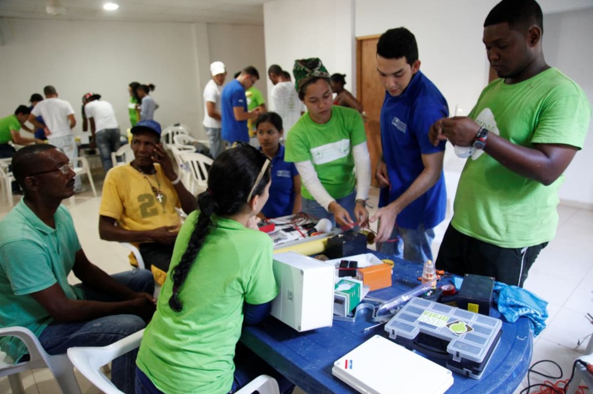 Desde mediodía, los voluntarios y la comunidad se reunieron para ensamblar el sistema antes de instalarlo en los postes. Aroldo Mestre