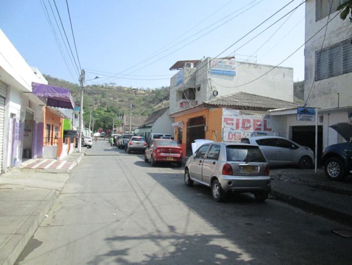 Las tres primeras calles del barrio permanecen obstruidas por vehículos. RUBÉN DARÍO ÁLVAREZ