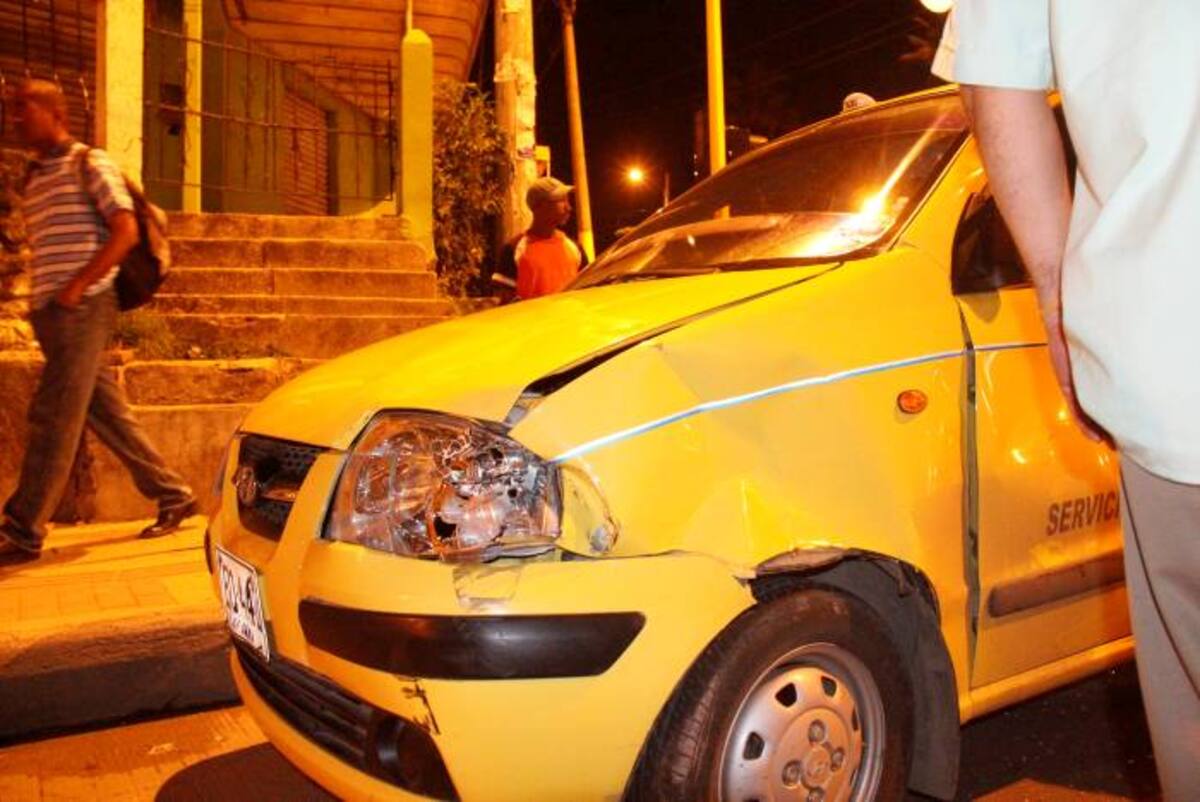Una moto y un taxi cerca de las 5:30 de la mañana se estrellaron en el sector de los Cuatro VIentos. NAYIB GAVIRIA- EL UNIVERSAL
