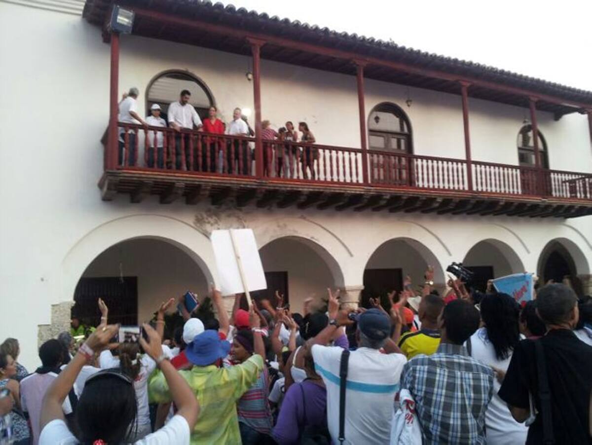El nuevo mandatario de los cartageneros llegó hasta el Palacio de la Aduana, sede del gobierno Distrital, para saludar a la ciudadanía. MAIRA TORRES - ELUNIVERSAL.COM.CO