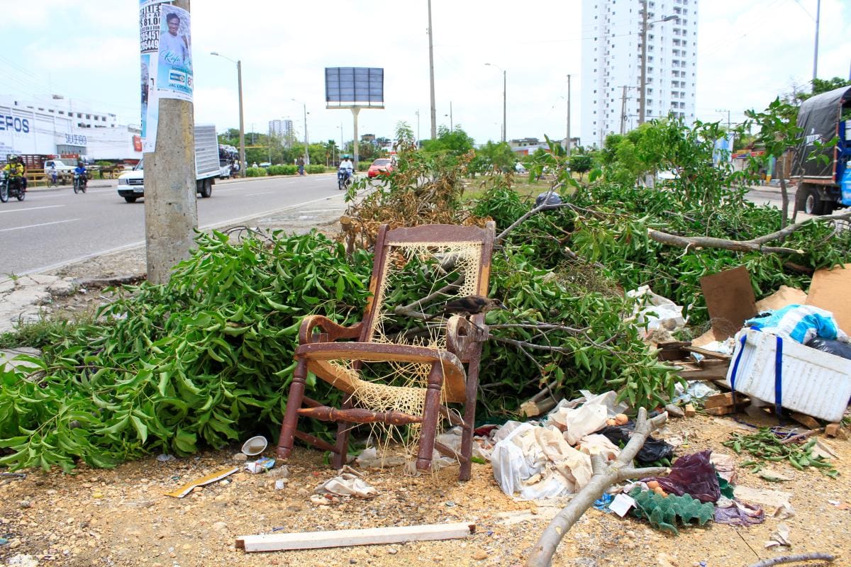A la entrada del barrio está este basurero satélite, que se torna inagotable por cuenta de los indigentes.