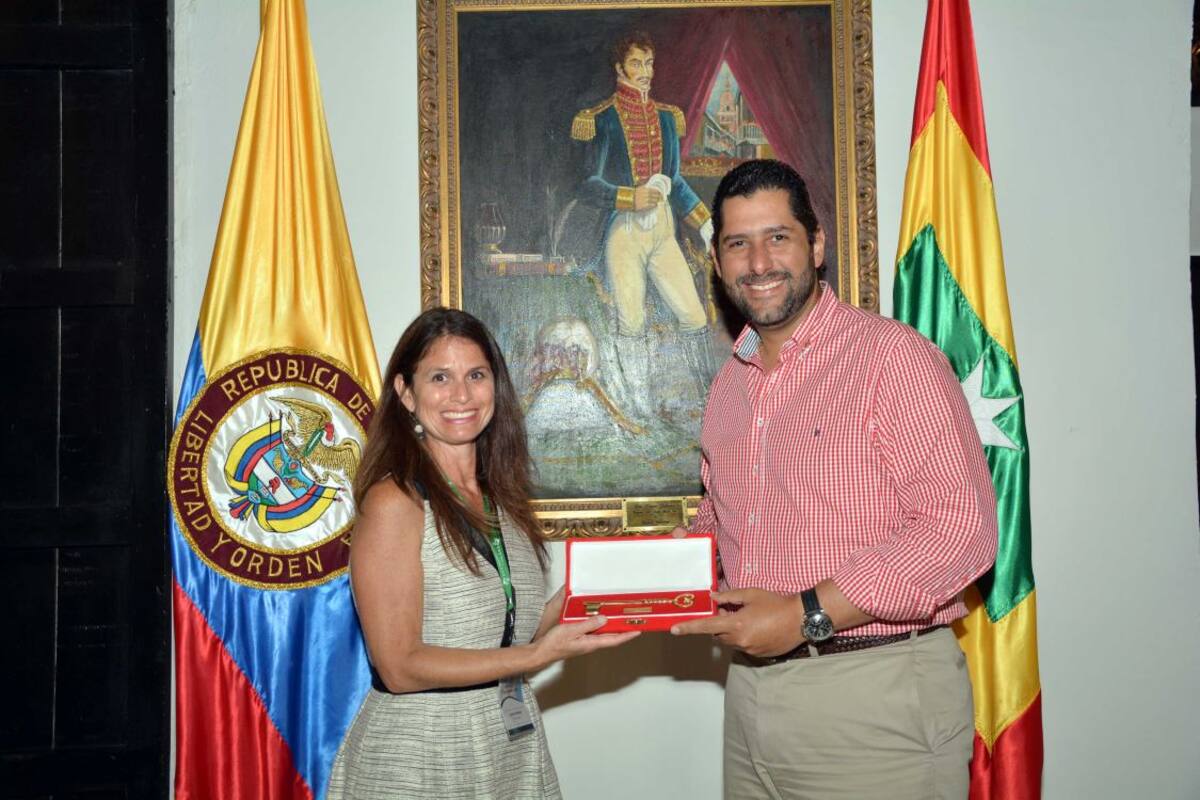 Dionisio Vélez entregó las llaves de la ciudad a la comisionada Lenna Freeman. Fotos: Cortesía