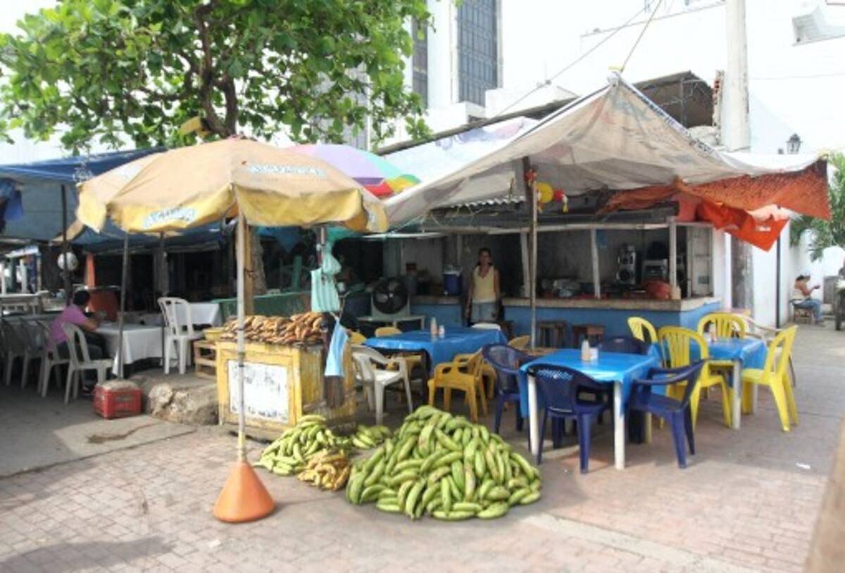 El Distrito dice que los informales que no acuerden su salida de las zonas peatonales serán retirados mediante diligencia policial. La Alcaldía dice que estos negocios no pueden seguir funcionando en este sitio, dado que la manipulación de alimentos en espacio público está prohibi-da. AROLDO MESTRE - EL UNIVERSAL