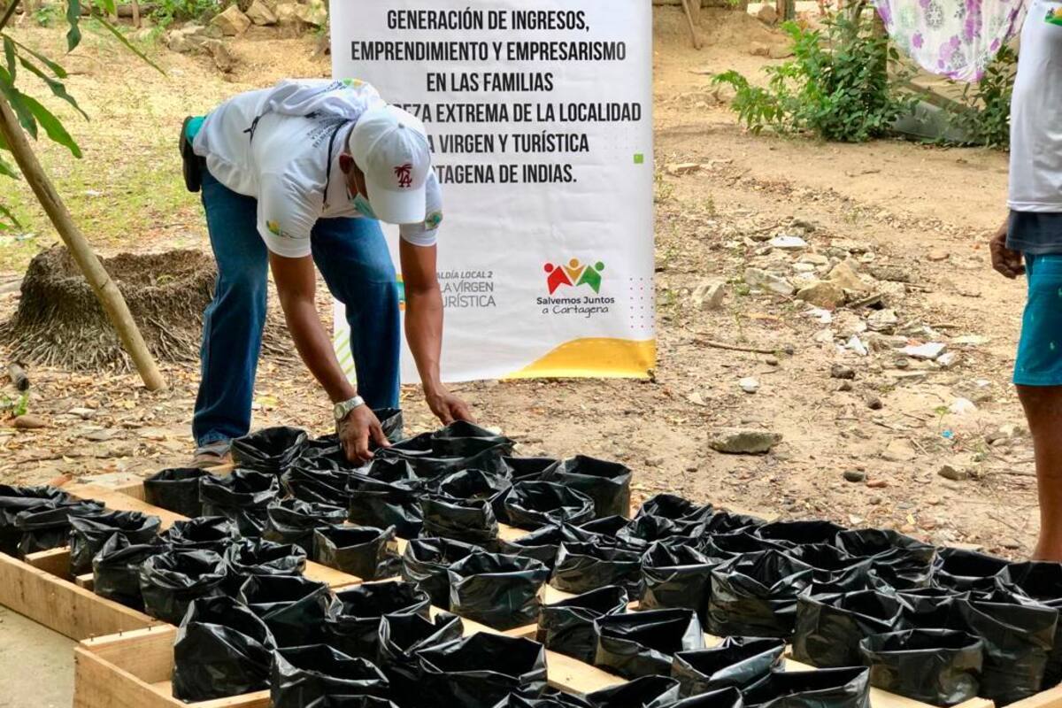 Entregan unidades y patios productivos a familias cartageneras