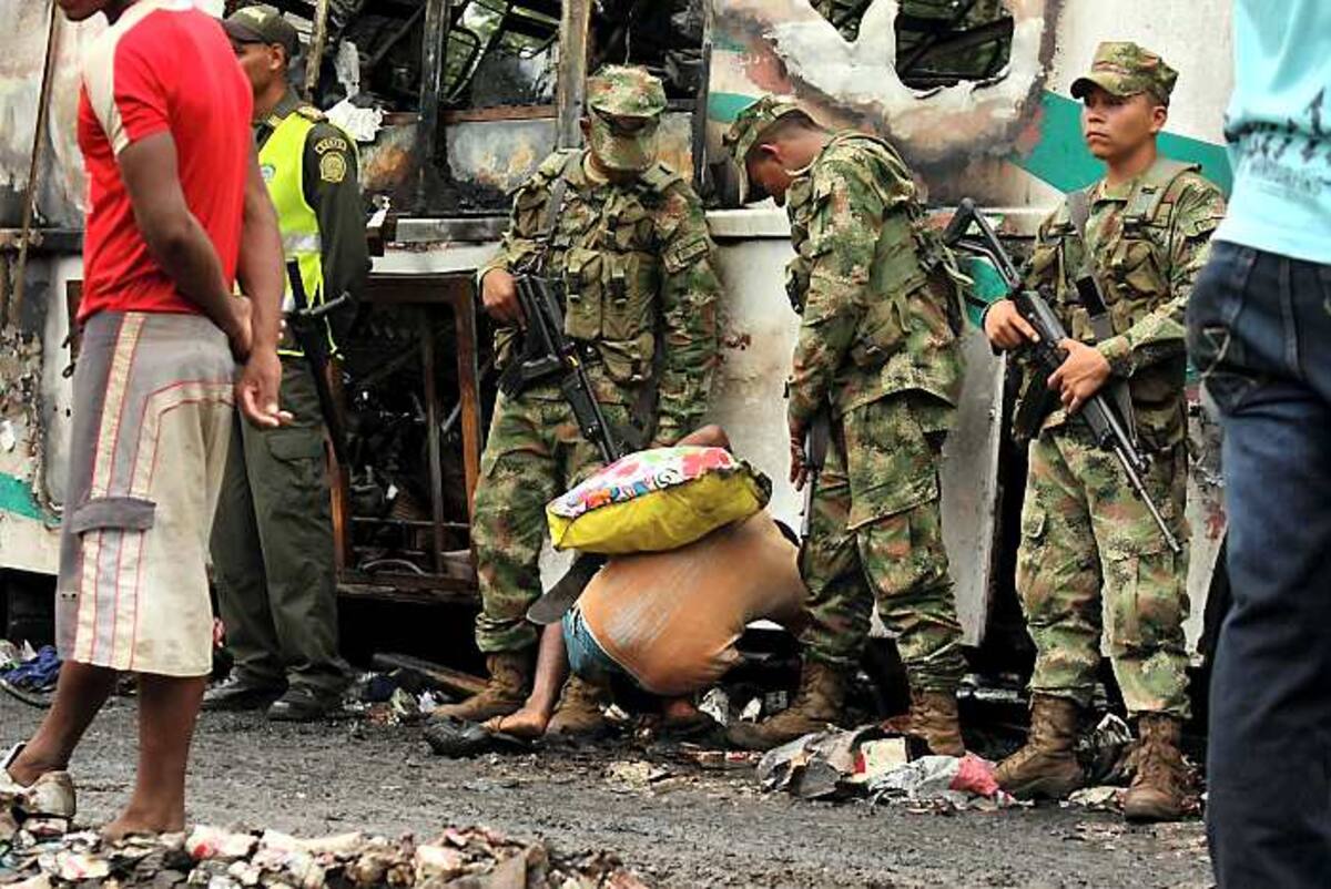 Algunos habitantes de la zona intentaban tomar la mercancía que quedó en buen estado.