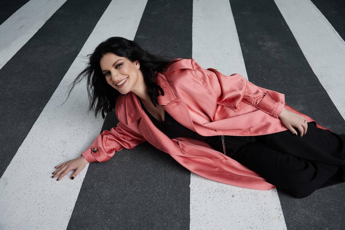 Video: la fuerte caída de Laura Pausini durante su show en Milán