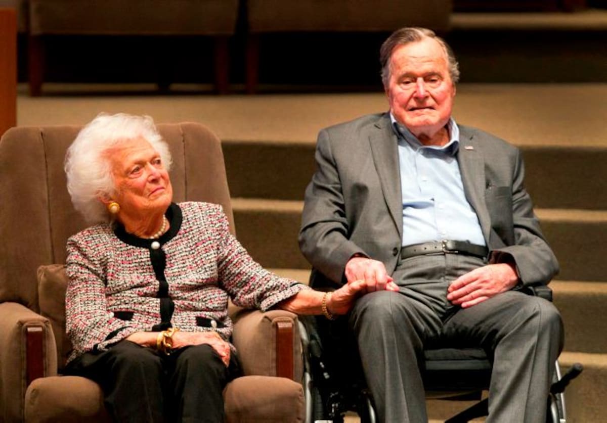 El expresidente de los Estados Unidos George H.W. Bush y su fallecida esposa, Barbara Bush. AP