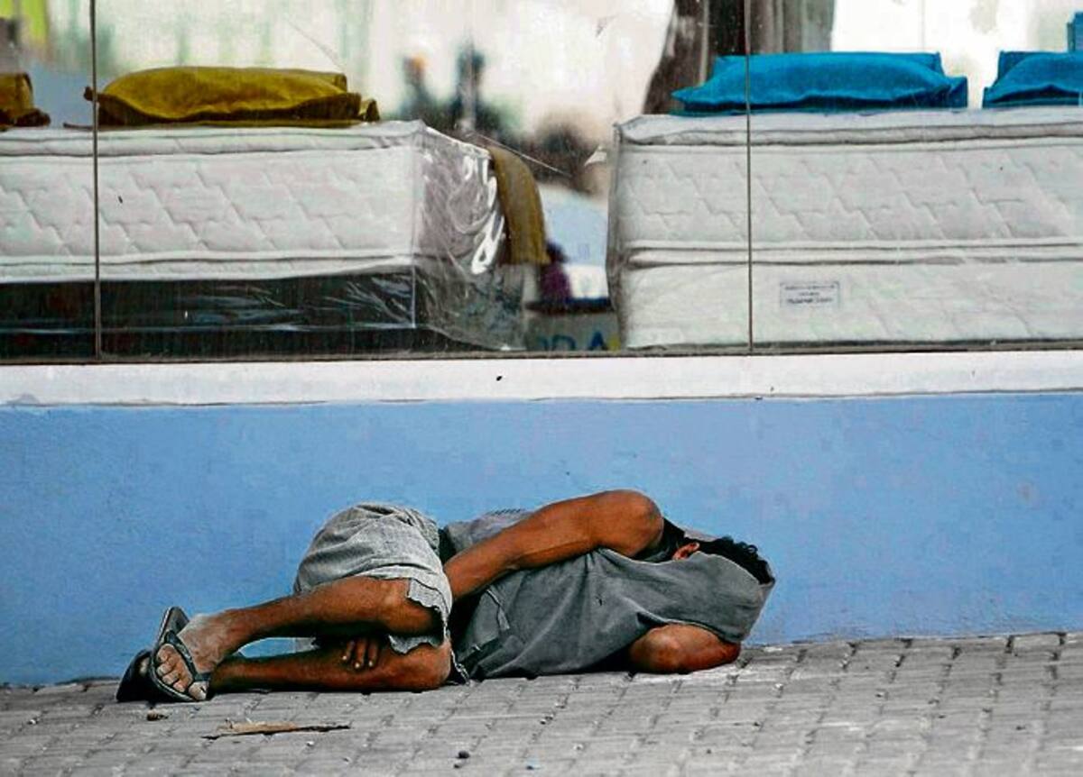 En los andenes, parques y terrazas es común ver a estas personas, durmiendo o pidiendo limosna. JULIO CASTAÑO - EL UNIVERSAL