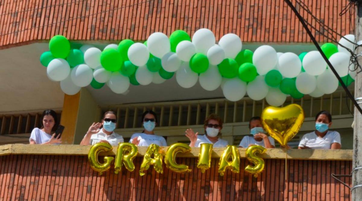La familia agradeció a los asistentes desde el balcón de su casa. MANUEL SANTIAGO PÉREZ/EL UNIVERSAL/