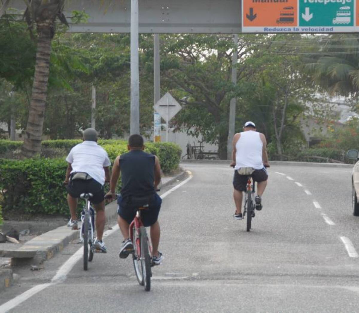La bicicleta es un medio de transporte económico, pero peligroso por la falta de ciclorrutas. ÓSCAR DIAZ ACOSTA - EL UNIVERSAL