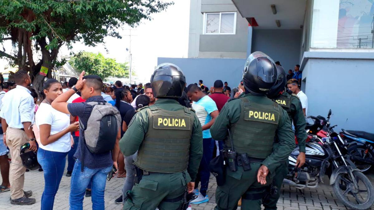Se redobló la presencia policial en el lugar de los escrutinios. // Julio Castaño.