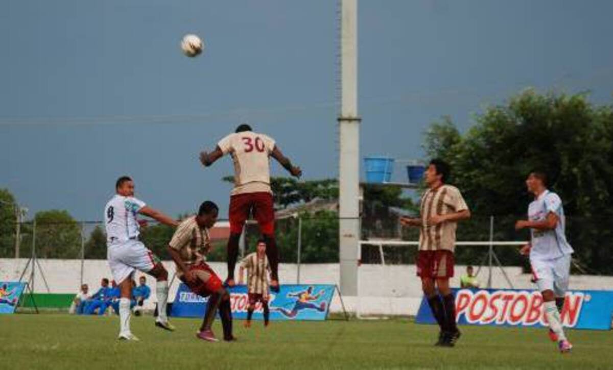 El equipo Sucre F.C., con paciencia, encaró a un Expreso Rojo que vino igualmente conservador y que acabó dominado. EL UNIVERSAL