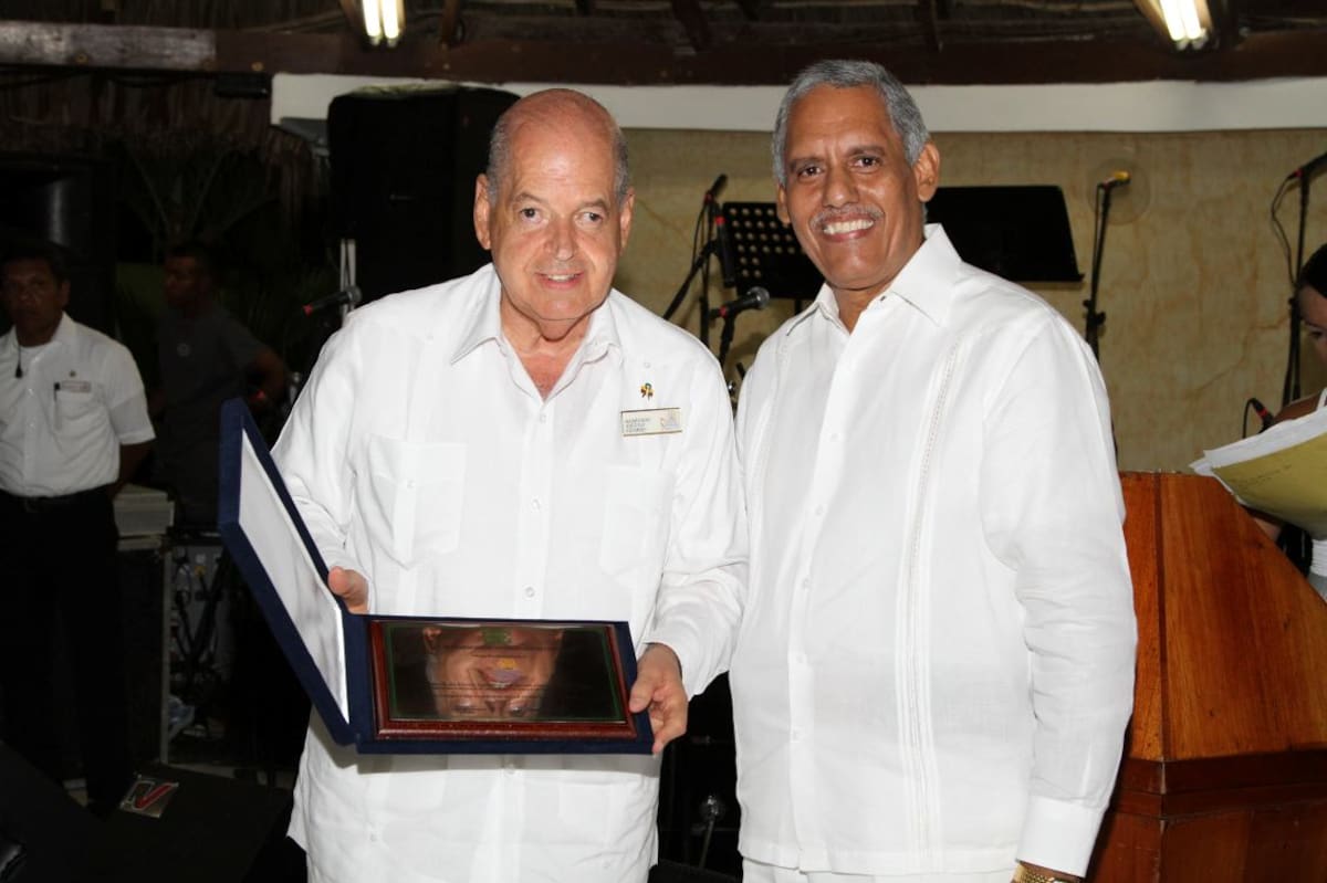 El Presidente del Club de Profesionales, Arley Pérez González, entregó una placa a Raimundo Angulo, presidente de la junta del Concurso Nacional de Belleza.