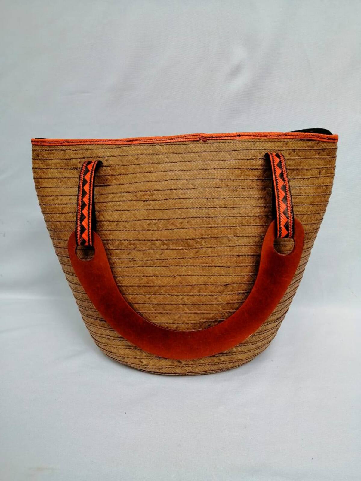 Bolsos tejidos en palma.
