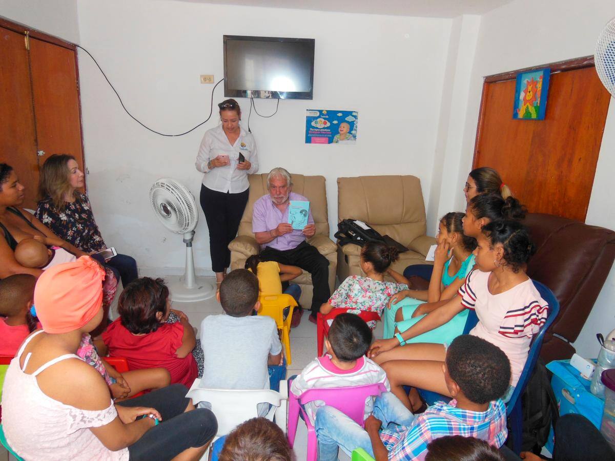 El escritor cartagenero Carlos Colón Calado habla con los niños sobre literatura infantil.