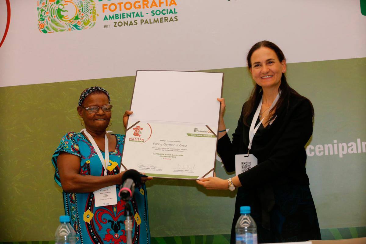 Fanny Germania Ortiz ganó en la categoría ‘Mujer Palmera Campesina Emprendedora’. Le acompaña Catalina María Restrepo, presidenta Junta Directiva de Fedepalma. //FOTOS CORTESÍA